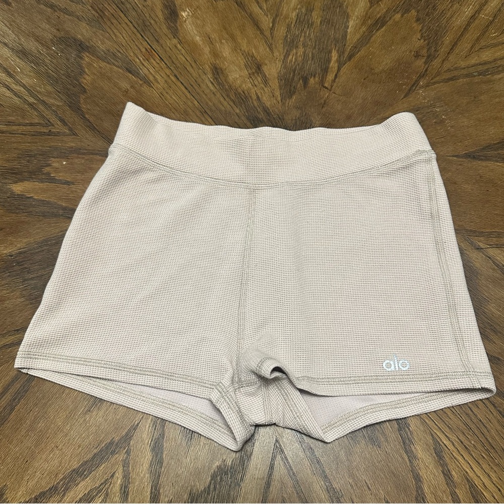 NWOT Alo Goddess Ribbed High-Waist Hot Short